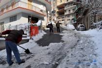 Cittadini di Montecelio che liberano le strade dalla neve 5 Febbraio 2012 - Foto di Damiano Graziani