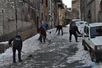 Cittadini di Montecelio che liberano le strade dalla neve 5 Febbraio 2012 - Foto di Damiano Graziani