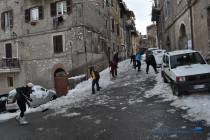 Cittadini di Montecelio che liberano le strade dalla neve 5 Febbraio 2012 - Foto di Damiano Graziani