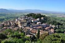 Piazza San Giovanni e Monte Albano visti dalla Rocca di Montecelio